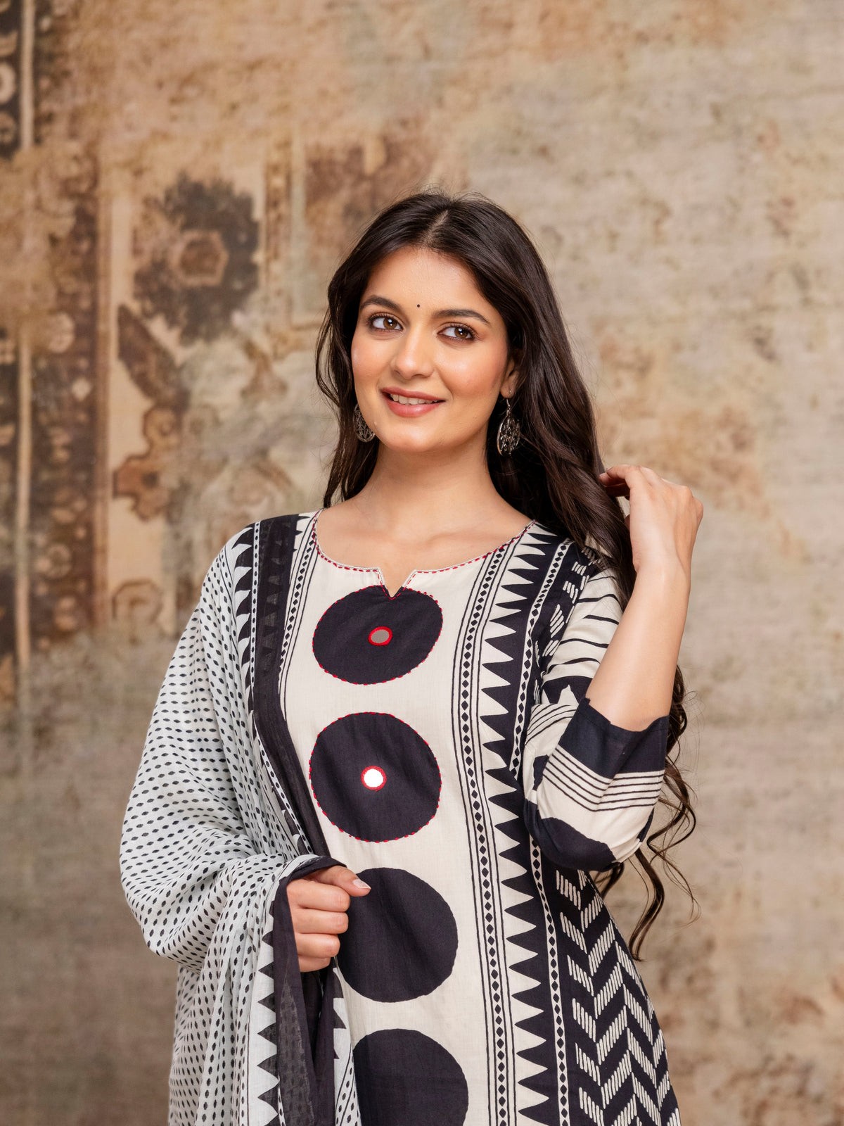 Women White & Black Geometric Print Cotton Kurta Pant Dupatta Set